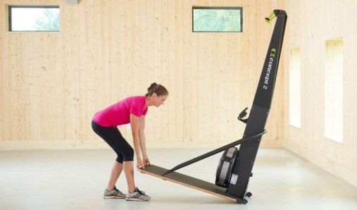 Напольную подставку для SkiErg2 легко перемещать по квартире благодаря встроенным роликам