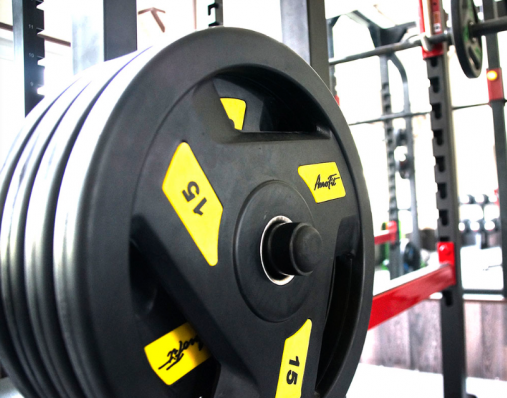 Набор 140 кг.черных олимпийских обрезиненных дисков AeroFit AFPLC 5-25KG с 3-мя хватами. Посадочное кольцо из нержавеющей стали Набор 140 кг.черных олимпийских обрезиненных дисков AeroFit AFPLC 5-25KG с 3-мя хватами. Посадочное кольцо из нержавеющей стали