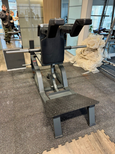 Тренажер для приседаний Гакк машина UNIX Fit PRO (UC-1665) Тренажер для приседаний Гакк машина UNIX Fit PRO (UC-1665)