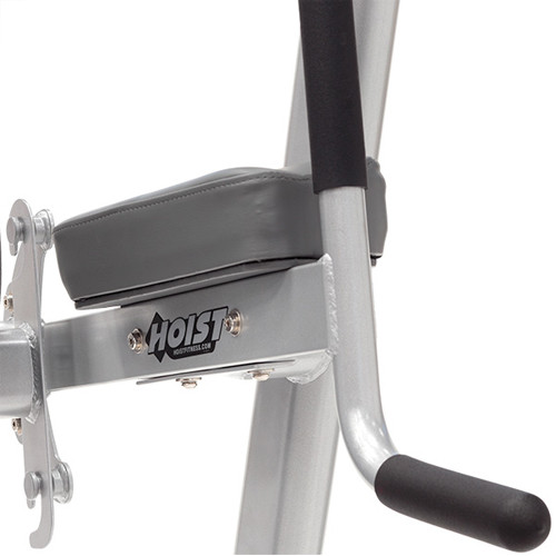 Подлокотники расположены под углом, чтобы обеспечить удобное и правильное положение тела во время выполнения упражнения