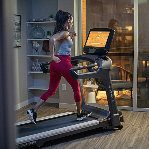 Беговая дорожка Matrix T70XUR с HD-дисплеем 22 дюйма Беговая дорожка Matrix T70XUR с HD-дисплеем 22 дюйма