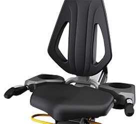 Вентилируемое сиденье ErgoForm с горизонтальной регулировкой и выверенной эргономикой обеспечивает комфортную тренировку